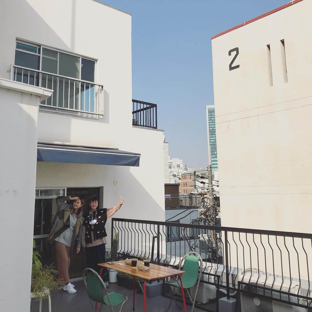 のインスタグラム：「ふと相談事を思い出し、連絡しようとしたら ちょうどまるちゃんから連絡があって🤭❣️ まるちゃんとはタイミングやテンポ感が本当に合う。 すぐプレスルーム #ennpr に会いに行ったよ🏃‍♀️💨 #エビスバインミーベーカリー をテイクアウトして 密にならないようにテラスでランチしたり😋🌯 パッと連絡して、サクッと会える、心地よい距離感が 本当にありがたいと最近改めて思うわけです。」