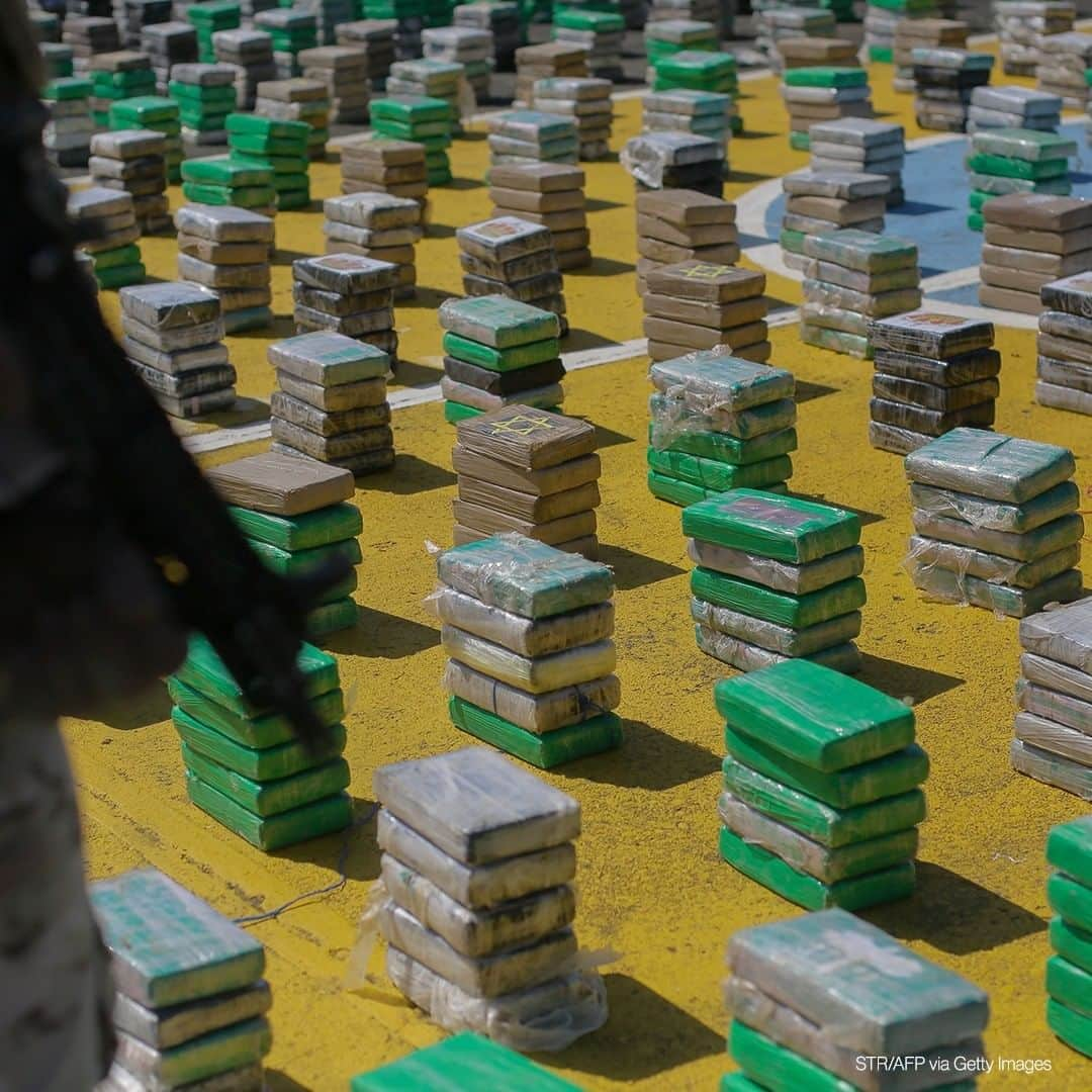 ABC Newsさんのインスタグラム写真 - (ABC NewsInstagram)「A member of the National Aeronaval Service (SENAN) stands guard as packages of drugs seized during an operation are displayed during a press conference at a base in Panama City, on November 23, 2020. #panama #drugs」11月24日 19時30分 - abcnews