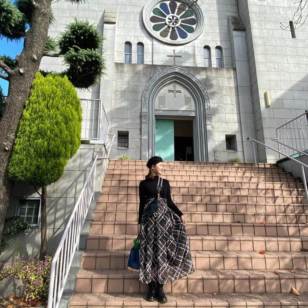 のインスタグラム：「私服のクレジット紹介◎﻿ ﻿ knit @mercuryduo_com 発売中﻿ skirt @mercuryduo_com  発売中﻿ bag / cap @dior #dior﻿ shoes @drmartensofficial ﻿ ﻿ このスカート脚長に見えるし﻿ ウエストのタックでくびれて見えるし﻿ ﻿ めちゃくちゃお気に入った〜♡﻿ ﻿ いっぱい履くからまた載せます☺️」