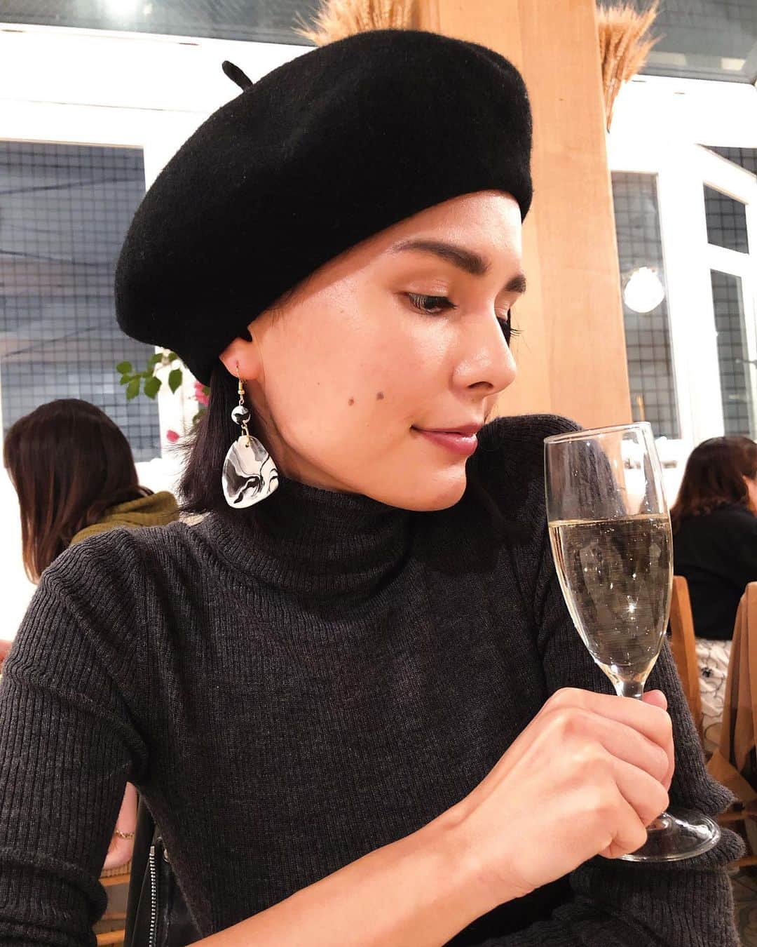 のインスタグラム：「My friend Meg is so talented!✨  大理石のようなピアスに一目惚れ😍@kleineglanz」