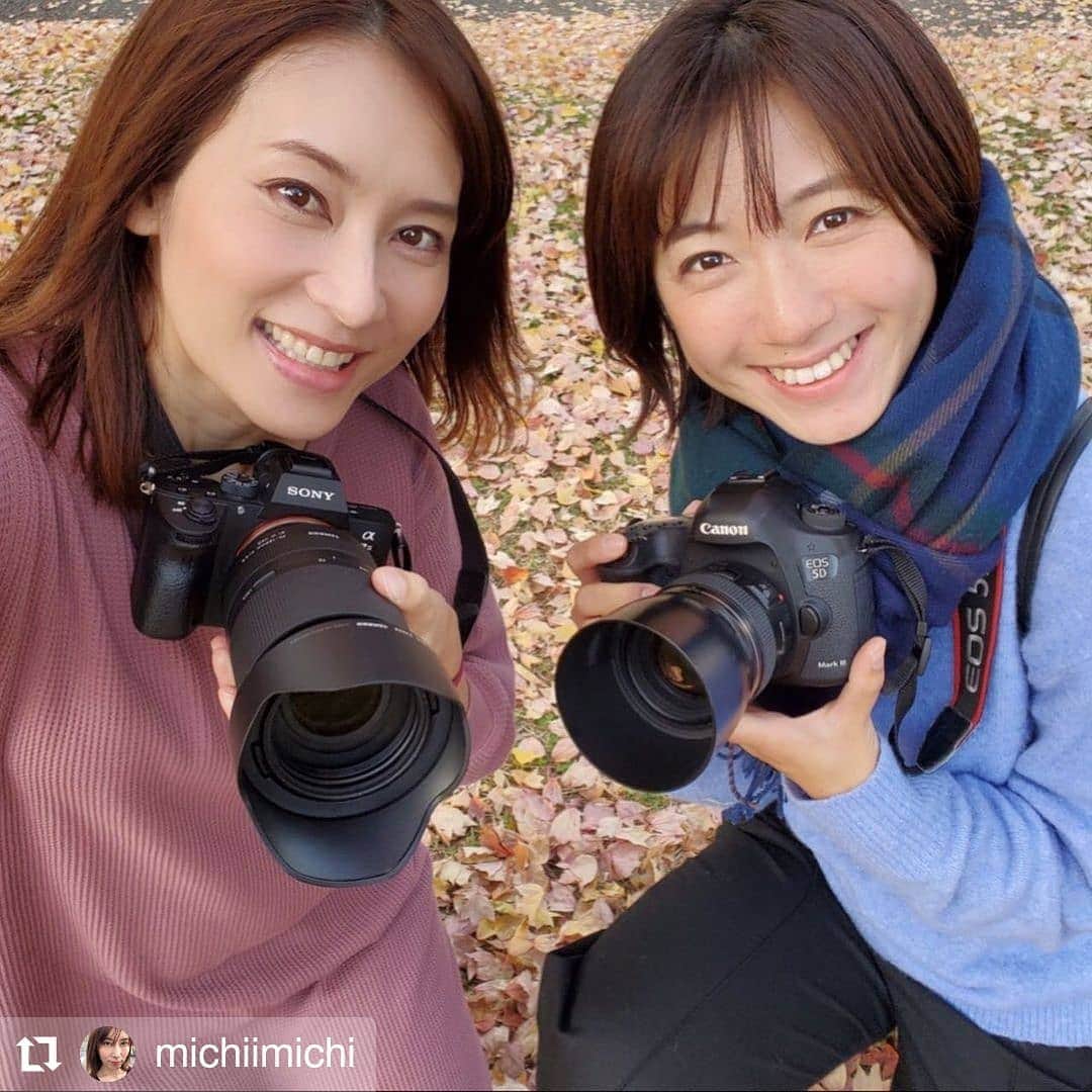 石井寛子のインスタグラム：「みっちいと駒沢公園にて📷  マスク外した自撮りなんて レアだわ。。。  夜な夜な 互いの現像の色確認したり、 ママカメラマンとして企画を練ったり…  何かしら関西人が集うと やっぱり盛り上がる！！  最近娘息子たちへ 大阪弁に翻訳（？）しての 絵本読み聞かせが 我が家のブーム📚  #Repost @michiimichi • • • • • • 紅葉の絨毯🍁にごろん🎶  最近は 大阪時代のタレント仲間 石井寛子ちゃん @ishiihiroko と一緒に撮影する事多いのだ✋ 紅葉🍁まみれにテンション上がって 遊びまくった写真達😋  子どもとこんなふうに遊ぶ事はあっても 友達とはしないから めっちゃ楽しかった💕 2人とも服にめっちゃ葉っぱついてたw こういう時間大切やなぁ🍀 #童心に帰る #無邪気な大人  そして、こういう事を一緒にやってくれる友達の有り難さ✨  お互い #カメラ女子 #ママカメラマン　でもあって みっちぃ📷 SONY α7Ⅲ ひろぽん📷 Canon EOS 5D markⅢ  メーカー違うし レンズも単焦点、望遠と違ったり ましてや感性も違うから構図も違う  毎回勉強させてもらってる📝  釣りと一緒で良いなぁと思うのは マネする派😋✋  あ、でも寝転がって撮ってるのは スマホだったりするwww  最近、誰かと一緒に何かをするって機会が 有難いことに増えていて 相乗効果を実感する☺️ できる事が大きくなる！ 1人では無理だった事が 可能になっていくワクワクが止まらない💕  もちろん、1人でも精一杯頑張るけど一緒に何かをやっていく事にも どんどん挑戦したい✊ もちろん、同じスピリットの人でないと 難しいんだろうけど💦  #まだまだやりたいことだらけ   ひろぽん、これからもよろしくね💋  今ご一緒させてもらってる皆さん、これからご一緒する未来の皆さんも よろしくお願いします✨  #大阪からの付き合い #めっちゃ長いよ  #同志  #friend #cameragirl  #撮るのも撮られるのも好き  #向上心大事  #チャレンジあるのみ  #ママでもできることを  #人との繋がりに感謝  #これからもよろしく  #紅葉の絨毯  #紅葉🍁  #sonya7iii  #tamron70180」