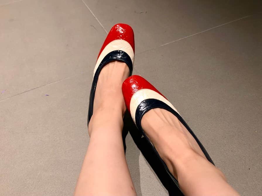 相沢梨紗さんのインスタグラム写真 - (相沢梨紗Instagram)「ヴィンテージのパンプス💙❤️🤍 . 人生で初めて‼️ ストラップをつけたり、足の指を丸めてなくても脱げずに歩けるパンプスに出会えました…😭✨✨✨ . 感動している✨✨ サイズが合ってるはずなのに、どうしても脱げたり靴擦れしたり…、パンプスを履くのを諦めてたんだけど！ . @grimoiretokyo さんで、履いてみたらピッタリ🙀 . どうやら足の甲が細くて薄めらしく、 ヴィンテージの靴の形は合いやすいみたい〜🙆‍♀️ . パンプスが履けないのって、スタイリングがかなり限られて悲しかったから本当に嬉しいー✨ . 多分、こんなにぴったりのパンプスにはなかなか出会えないと思うので、ソールを貼り直したりしながら大切に履いていこうと思います〜☺️ . . . #fashion #fashiongram #shoes #vintage #vintagefashion #vintagestyle #pumps #pumpshoes #shoestagram #loveit #tokyo #japan #instgood」11月24日 19時38分 - risacheeese