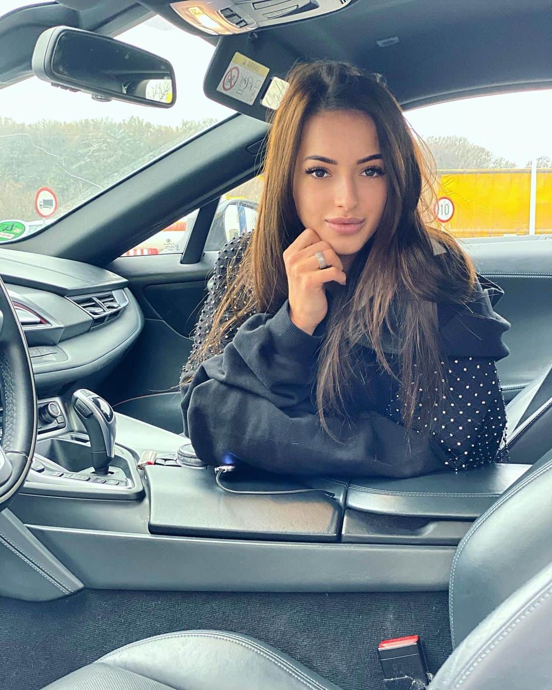 ラリサ・ヨルダケのインスタグラム：「Look into my eyes, wanna see your soul.💜 • @andreea.toader.eyelashes she made my eyes lovely 🥰✨#lashesextension」