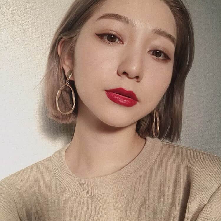 松尾 瞳のインスタグラム：「. ばっちりアイラインと赤リップ💄  アイライン普段あんま引かないからたま〜にひくと、 毎回久々で下手すぎて(特にこういう濃いライン)2〜3回消してはひきなおす。笑」