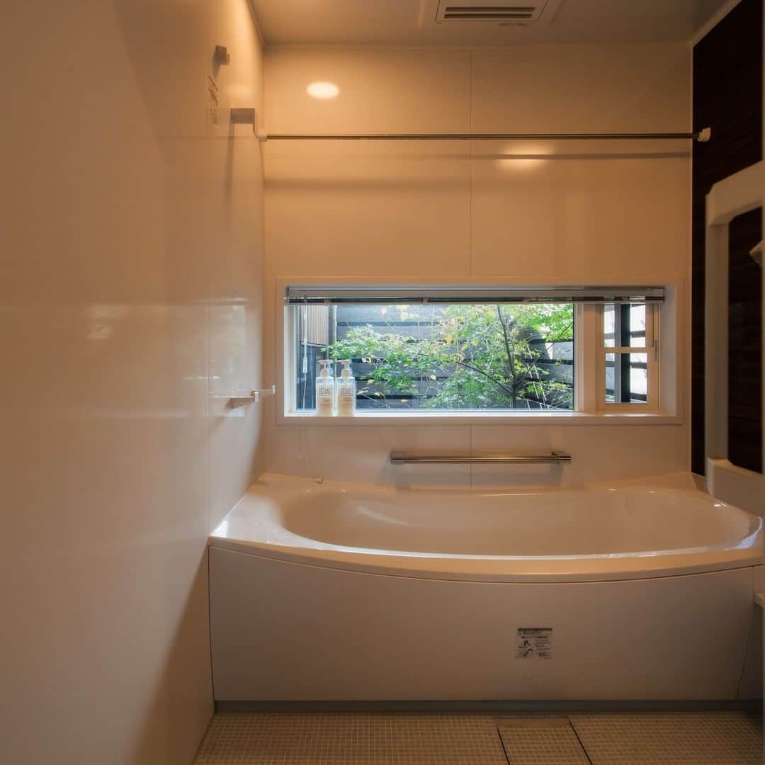 コラボハウス一級建築士事務所さんのインスタグラム写真 - (コラボハウス一級建築士事務所Instagram)「.⠀⠀⠀⠀⠀⠀⠀ 和室からも浴室からも見える⠀⠀⠀⠀⠀⠀⠀ 坪庭をつくりました。⠀⠀⠀⠀⠀⠀⠀ 浴室の窓位置は、湯船につかると⠀⠀⠀⠀⠀⠀⠀ 空が見える高さです。⠀⠀⠀⠀⠀⠀⠀ .⠀⠀⠀⠀⠀⠀⠀ お風呂に入りながら庭を眺める、⠀⠀⠀⠀⠀⠀⠀ 1日の疲れを癒す贅沢な時間です。⠀⠀⠀⠀⠀⠀⠀ .⠀⠀⠀⠀⠀⠀ 他にも沢山のお家を⠀⠀⠀⠀⠀⠀ ホームページでご紹介しています。⠀⠀⠀⠀⠀⠀ @collabo_house　からご覧ください。⠀⠀⠀⠀⠀⠀ #お風呂 #窓 #坪庭 #板塀 #浴室 #toto #サザナ #浴室乾燥機 #露天風呂 #換気 #和 #自分らしい暮らし #デザイナーズ住宅 #注文住宅新築 #設計士と直接話せる #設計士とつくる家 #コラボハウス #インテリア #愛媛 #香川 #新築 #注文住宅」11月24日 19時33分 - collabo_house