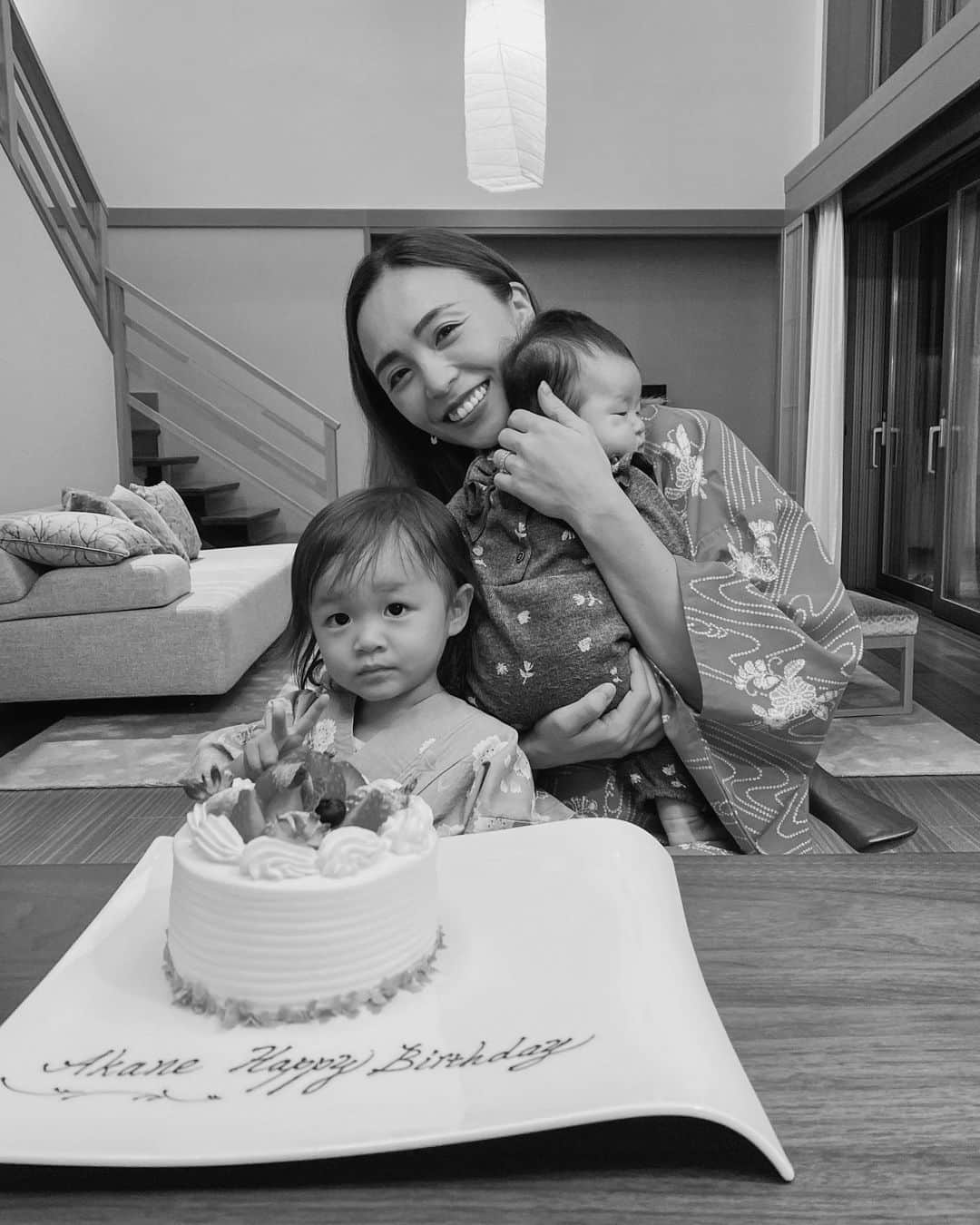 里見茜さんのインスタグラム写真 - (里見茜Instagram)「今日で31歳の誕生日を迎えました。 妊娠、出産と一瞬にして時間が流れていった怒涛の一年。  気づけば4人家族になり、ぶっちゃけ気持ちが追いつかない時もあったこの一年⚪️  外で逃げ回る子供に対して必死で追いかけてるお母さんや 外食中に白い服にオレンジジュースをこぼされ、なんとも言えない表情をしてぐっとこらえてたお母さん。  世の中のママ達も、毎日限界まで頑張ってまた朝を迎えてゴングが鳴る。笑  みんな日々必死なんだよな〜って思うと  なんだか自分だけじゃないから頑張ろうっていう気持ちになれた一年でした⚪️  来年は、仕事に子育てバランス良く両立していけたらないいな☺︎  いつも沢山の幸せをくれるみんな、ありがとう‼︎  #31歳も頑張ろう  #myBirthday」11月24日 19時33分 - satomiakane