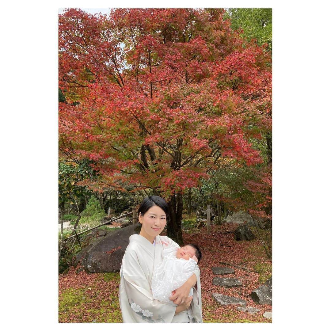 美坂理恵のインスタグラム：「久しぶりの外出は、 紅葉が見頃の霧島神宮🍁へ。  息子の初宮参りでした。  #生後1ヶ月半 #おかげさまで #すくすく成長しています #霧島神宮 #お宮参り #鹿児島の紅葉」