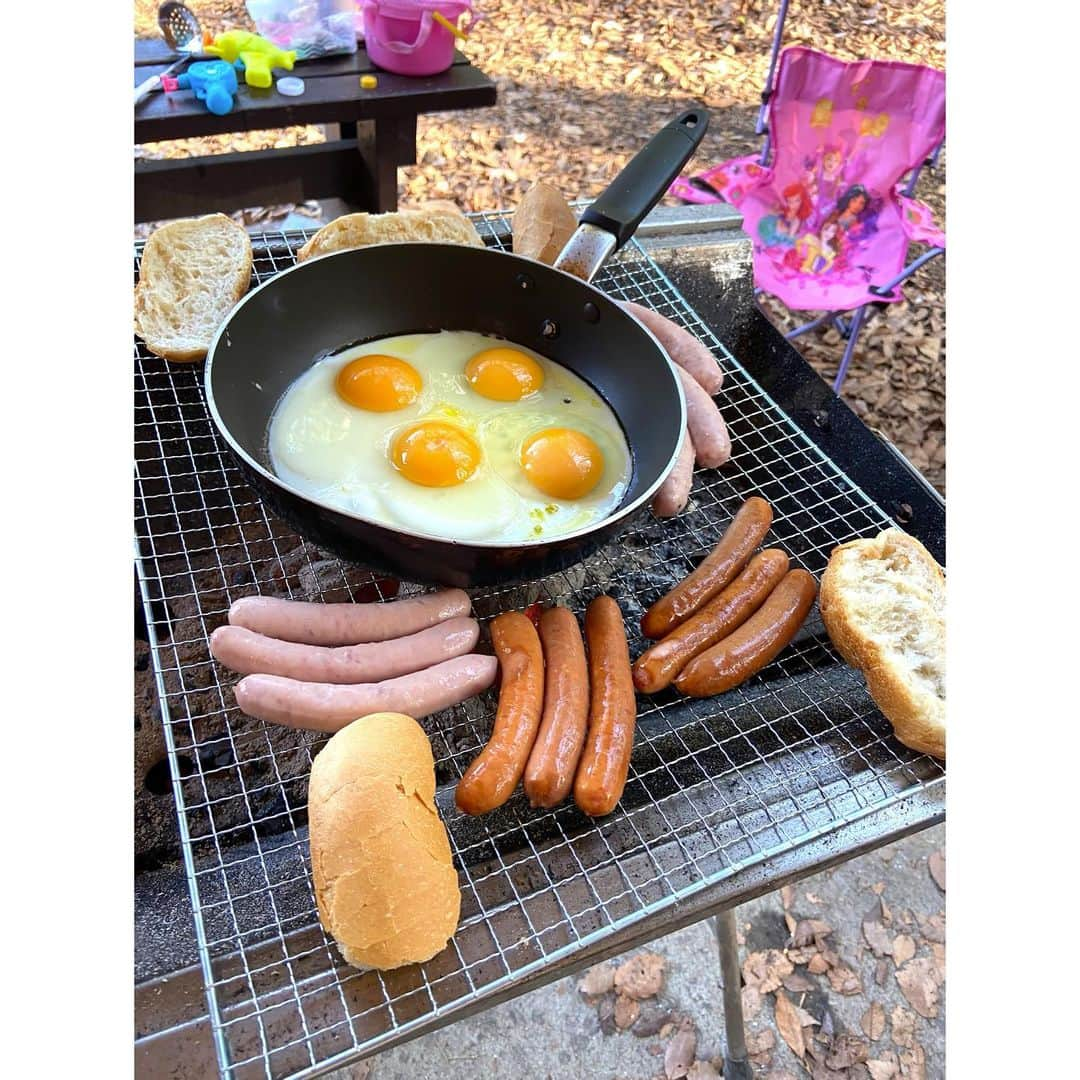 望月みささんのインスタグラム写真 - (望月みさInstagram)「友達家族と初キャンプしてきました☀️  キャンプと言っても初心者だし、もう寒いのでコテージキャンプからの挑戦🌲 森で過ごす1日は最高に楽しくて、あっという間でした🥺 色んな感覚や興味が同じの仲良し家族が一緒だったから楽しさが2倍どころか150倍くらいで🤣 一緒に少しずつキャンプのレベルをアップしていこうと決めました🏕w なのりのが小学生くらいには立派なキャンパーになれたらいいな🥺  #キャンプデビュー#キャンプ#コテージキャンプ#アウトドア#🏕」11月24日 19時35分 - mochizuki.misa