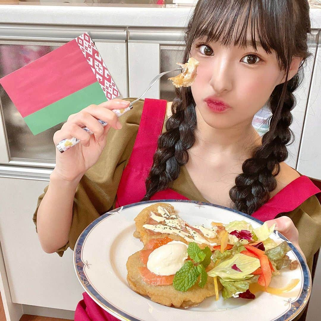 岡本怜奈さんのインスタグラム写真 - (岡本怜奈Instagram)「♡﻿ 🌎🍽#料理で世界一周旅行 🍽🌎﻿ ﻿ 今回は、#ベラルーシ料理﻿ #ドラニキ を作ったよ🇧🇾💓﻿ ﻿ じゃがいもで作るパンケーキみたいな感じで、﻿ もちもちしててすごく美味しかった～🤤🥔🥞﻿ ﻿ ﻿ トッピングする具材で色々アレンジも出来そう﻿ だったから、また作りたいな～(*ฅ́˘ฅ̀*) .｡.:*♡﻿ ♡﻿ ♡﻿ #nmb48 #岡本怜奈 #れなたん #たんたんクッキング﻿ #クッキング #料理 #おうちごはん #おうちカフェ﻿ #手作りごはん #クッキングラム #ベラルーシ共和国﻿ #кухня #смачна #Дранікі #happy #Instafood﻿ #Instagood #ヘアアレンジ #三つ編み」11月24日 19時46分 - renatan1222