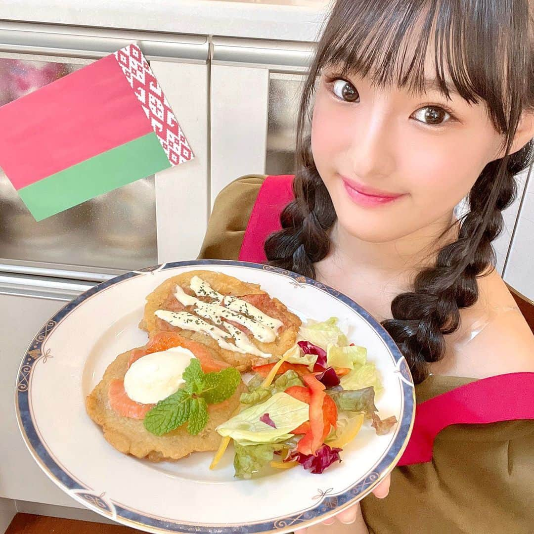 岡本怜奈さんのインスタグラム写真 - (岡本怜奈Instagram)「♡﻿ 🌎🍽#料理で世界一周旅行 🍽🌎﻿ ﻿ 今回は、#ベラルーシ料理﻿ #ドラニキ を作ったよ🇧🇾💓﻿ ﻿ じゃがいもで作るパンケーキみたいな感じで、﻿ もちもちしててすごく美味しかった～🤤🥔🥞﻿ ﻿ ﻿ トッピングする具材で色々アレンジも出来そう﻿ だったから、また作りたいな～(*ฅ́˘ฅ̀*) .｡.:*♡﻿ ♡﻿ ♡﻿ #nmb48 #岡本怜奈 #れなたん #たんたんクッキング﻿ #クッキング #料理 #おうちごはん #おうちカフェ﻿ #手作りごはん #クッキングラム #ベラルーシ共和国﻿ #кухня #смачна #Дранікі #happy #Instafood﻿ #Instagood #ヘアアレンジ #三つ編み」11月24日 19時46分 - renatan1222