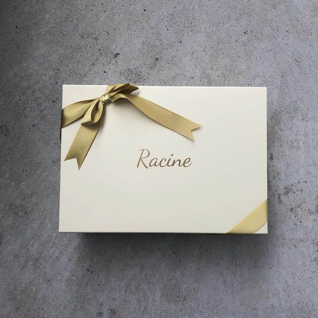 Minamiさんのインスタグラム写真 - (MinamiInstagram)「@racine.store のふわモカパーカー。﻿ バイカラーがかわいいね◡̈︎♡﻿ ﻿ おうち時間も、 かわいくて着心地が良いものを着たいよね。﻿ 素敵なBOXに入ってたよー。﻿ プレゼントにもおすすめ！﻿ ﻿ #racinestore﻿ #ラシーヌ﻿ #ふんわりモカパーカー﻿ #パーカー﻿ #パーカー女子﻿ #ファッション﻿ ﻿ ﻿」11月24日 19時46分 - minammii