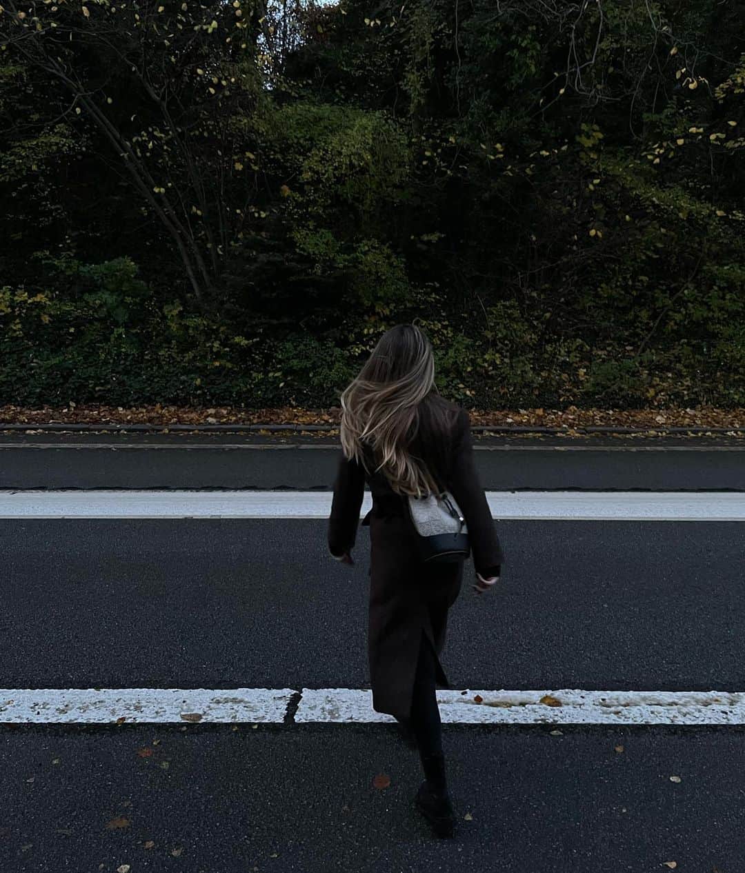 Mathilde Goehlerのインスタグラム：「Mid week running errands like 🥷🏼」