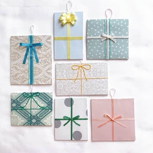 のインスタグラム：「パーティーオーナメント / TE to MA（@te_to_ma）﻿ ﻿ 🎄 「北欧の贈り物」をイメージした﻿ 　　　7つのオーナメントと過ごす夜 🎄﻿ ﻿ 既製品にはない手作りのあたたかさを。﻿ ﻿ 布小物を販売している＜TE to MA＞。﻿ ﻿ クリスマスだけではなく﻿、 お誕生日や記念日にも使えるオーナメント。﻿ ﻿ 「🤔💭💓自分だったら﻿ どのプレゼントボックスを選ぼうかな？」﻿ と大人もワクワクできる落ち着いたデザインです。﻿ ﻿ 紐を通し、ガーランドにして飾っても◎🎅﻿ ﻿ #baseec #baseecで販売中﻿ #ネットショップBASE #クリスマス﻿ #クリスマスツリー #クリスマス2020﻿ #オーナメント #おうちクリスマス﻿ #お家クリスマス #クリスマス雑貨﻿ #クリスマス準備 #クリスマス飾り﻿ #ガーランド #ハンドメイド雑貨」