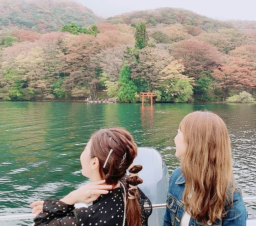 杉山由紀子のインスタグラム：「九頭龍神社へ⛩ * ほんとに素敵な一日でした✨✨✨ * Nana happy birthday✨ * * #九頭龍神社 #箱根 #箱根神社 #神社 #氣 #誕生日 #お祝い #女子旅」