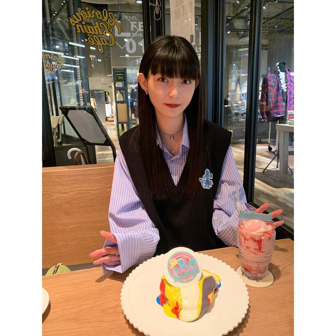 中澤瞳さんのインスタグラム写真 - (中澤瞳Instagram)「Glorious Chain Café とbad moodのコラボカフェに行ってきたよ！ パンケーキ🥞美味しかった🤤 マグカップとTシャツもゲットしました🙆🏻‍♀️ 幸せ🥰  実は洋服もバックもbadmood🙈 可愛くてたくさん着てます！笑  #badmood #gloriouschaincafe」11月24日 19時43分 - hitomi.nakazawa