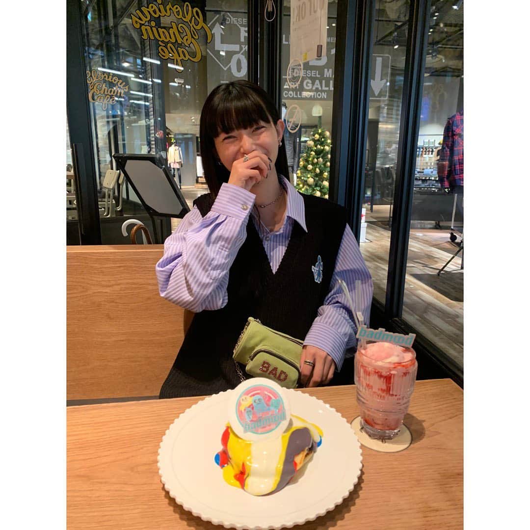 中澤瞳さんのインスタグラム写真 - (中澤瞳Instagram)「Glorious Chain Café とbad moodのコラボカフェに行ってきたよ！ パンケーキ🥞美味しかった🤤 マグカップとTシャツもゲットしました🙆🏻‍♀️ 幸せ🥰  実は洋服もバックもbadmood🙈 可愛くてたくさん着てます！笑  #badmood #gloriouschaincafe」11月24日 19時43分 - hitomi.nakazawa