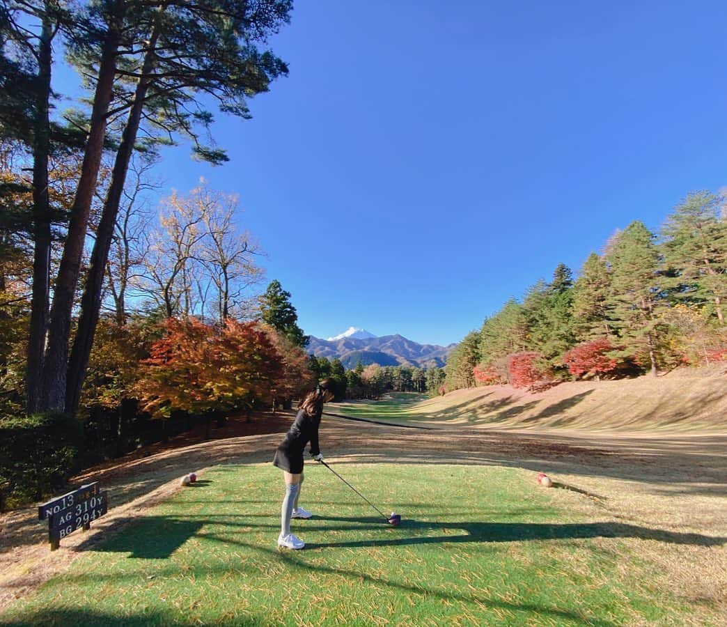 雪平莉左さんのインスタグラム写真 - (雪平莉左Instagram)「ティーグラウンドから富士山見えた🗻♡  #golf#golfstagram#ゴルフ女子」11月24日 19時43分 - risa_yukihira