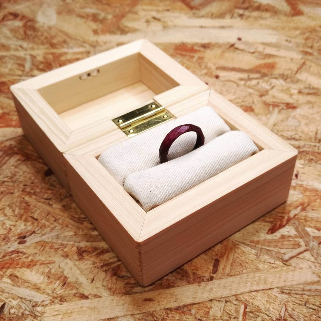 Seiji Kawasakiさんのインスタグラム写真 - (Seiji KawasakiInstagram)「木彫り作家なので木片を渡してプロポーズしました。」11月24日 19時45分 - seiji_kawasaki