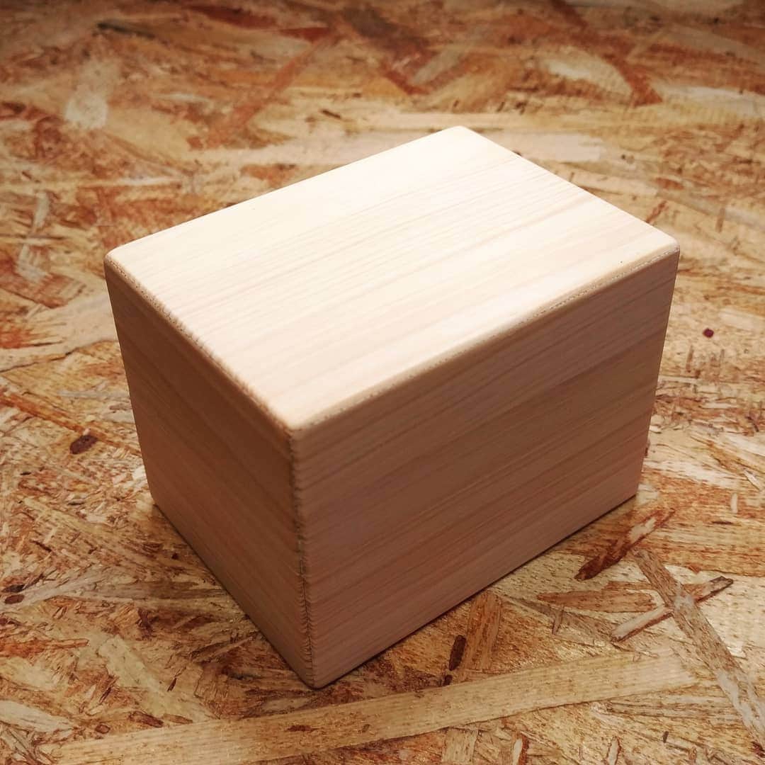Seiji Kawasakiのインスタグラム：「木彫り作家なので木片を渡してプロポーズしました。」