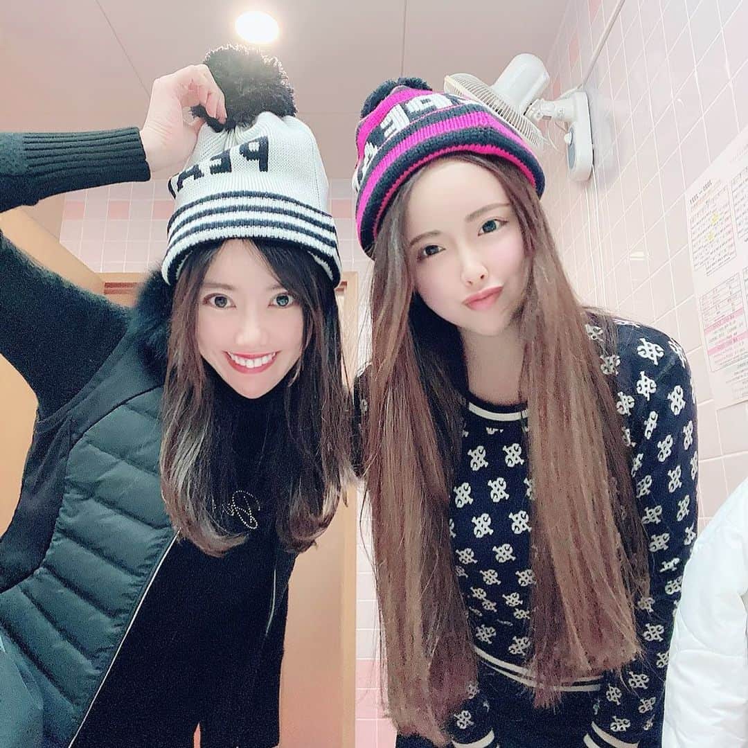 hina2221のインスタグラム：「@white_golf_party のコンペ参加してきた💕ゆいちゃんと二人でベストドレッサー賞ということでパーリのお揃いのニット帽いただいたよ💜 景品豪華すぎてやばかった🥺 今回の1位は沖縄旅行2泊3日✨ 前回はDiorのバック👜も景品にあって、景品豪華すぎる、、、💕 ゆいちゃんとこの帽子被ってラウンドするのが楽しみ😋 . . .  #ゴルフ#ゴルフ女子 #ゴルフスイング #ゴルフスイング動画 #ゴルジョモ#ゴルフウェア #ゴルフコーデ #ゴルフ男子 #ゴルフ好きな人と繋がりたい#vg_fashion#golf_with_you#gj_press#ゴルフコンペ」
