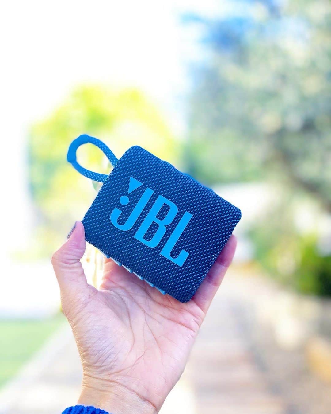 五位渕のぞみさんのインスタグラム写真 - (五位渕のぞみInstagram)「2020年11月13日発売✨ #JBL 「#GO3」getしたよー🥰❤️ @jbl_japan @jblaudio ㅤㅤㅤㅤㅤㅤㅤㅤㅤ 大人気の #ワイヤレススピーカー シリーズの 最新モデルは手のひらサイズのポータブルなの🙌 ㅤㅤㅤㅤㅤㅤㅤㅤㅤ デザインもオシャレでカラーバリエーションも なんと6色もあるのっ🌈 ㅤㅤㅤㅤㅤㅤㅤㅤㅤ 防水&コンパクト&スタイリッシュな  #スピーカー だよ😘💋 ㅤㅤㅤㅤㅤㅤㅤㅤㅤ ㅤㅤㅤㅤㅤㅤㅤㅤㅤ 💙JBL「GO3」💙 全6色　¥4,380 サイズ（幅✕高さ✕奥行)：87.5 x 75 x 41.3 mm 重量：約209g ※ピンク・ブルー・ブラック・レッド11/13発売。 ※ホワイト・オレンジ11/27発売予定。 https://jp.jbl.com/GO+3-.html ㅤㅤㅤㅤㅤㅤㅤㅤㅤ ㅤㅤㅤㅤㅤㅤㅤㅤㅤ  防滴防塵なので洗えちゃうのもすごい😵‼️ ㅤㅤㅤㅤㅤㅤㅤㅤㅤ ストラップ付きでとーっても軽いから、 持ち運びしやすいのもおすすめポイント🙆🏻‍♀️✨✨ ㅤㅤㅤㅤㅤㅤㅤㅤㅤ ㅤㅤㅤㅤㅤㅤㅤㅤㅤ ㅤㅤㅤㅤㅤㅤㅤㅤㅤ  ㅤㅤㅤㅤㅤㅤㅤㅤㅤ ㅤㅤㅤㅤㅤㅤㅤㅤㅤ ㅤㅤㅤㅤㅤㅤㅤㅤㅤ  ㅤㅤㅤㅤㅤㅤㅤㅤㅤ ㅤㅤㅤㅤㅤㅤㅤㅤㅤ ㅤㅤㅤㅤㅤㅤㅤㅤㅤ  ㅤㅤㅤㅤㅤㅤㅤㅤㅤ ㅤㅤㅤㅤㅤㅤㅤㅤㅤ ㅤㅤㅤㅤㅤㅤㅤㅤㅤ  #音でアゲてけ #Bluetoothスピーカー #jblgo3 #bluetoothspeaker #jblgo #instadaily #スピーカー #スピーカーのある生活 #ポータブルbluetoothスピーカー #bluetoothスピーカー #도쿄 #뷰스타그램  #셀스타그램 #일본 #tokyo #japan #모델 #패션스타그램 #데일리 #ootd #코디 #インフルエンサー #インスタグラマー #クリスマスプレゼント」11月24日 19時48分 - nonnon0319