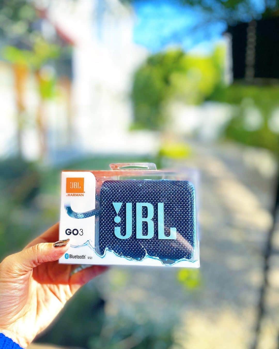 五位渕のぞみさんのインスタグラム写真 - (五位渕のぞみInstagram)「2020年11月13日発売✨ #JBL 「#GO3」getしたよー🥰❤️ @jbl_japan @jblaudio ㅤㅤㅤㅤㅤㅤㅤㅤㅤ 大人気の #ワイヤレススピーカー シリーズの 最新モデルは手のひらサイズのポータブルなの🙌 ㅤㅤㅤㅤㅤㅤㅤㅤㅤ デザインもオシャレでカラーバリエーションも なんと6色もあるのっ🌈 ㅤㅤㅤㅤㅤㅤㅤㅤㅤ 防水&コンパクト&スタイリッシュな  #スピーカー だよ😘💋 ㅤㅤㅤㅤㅤㅤㅤㅤㅤ ㅤㅤㅤㅤㅤㅤㅤㅤㅤ 💙JBL「GO3」💙 全6色　¥4,380 サイズ（幅✕高さ✕奥行)：87.5 x 75 x 41.3 mm 重量：約209g ※ピンク・ブルー・ブラック・レッド11/13発売。 ※ホワイト・オレンジ11/27発売予定。 https://jp.jbl.com/GO+3-.html ㅤㅤㅤㅤㅤㅤㅤㅤㅤ ㅤㅤㅤㅤㅤㅤㅤㅤㅤ  防滴防塵なので洗えちゃうのもすごい😵‼️ ㅤㅤㅤㅤㅤㅤㅤㅤㅤ ストラップ付きでとーっても軽いから、 持ち運びしやすいのもおすすめポイント🙆🏻‍♀️✨✨ ㅤㅤㅤㅤㅤㅤㅤㅤㅤ ㅤㅤㅤㅤㅤㅤㅤㅤㅤ ㅤㅤㅤㅤㅤㅤㅤㅤㅤ  ㅤㅤㅤㅤㅤㅤㅤㅤㅤ ㅤㅤㅤㅤㅤㅤㅤㅤㅤ ㅤㅤㅤㅤㅤㅤㅤㅤㅤ  ㅤㅤㅤㅤㅤㅤㅤㅤㅤ ㅤㅤㅤㅤㅤㅤㅤㅤㅤ ㅤㅤㅤㅤㅤㅤㅤㅤㅤ  ㅤㅤㅤㅤㅤㅤㅤㅤㅤ ㅤㅤㅤㅤㅤㅤㅤㅤㅤ ㅤㅤㅤㅤㅤㅤㅤㅤㅤ  #音でアゲてけ #Bluetoothスピーカー #jblgo3 #bluetoothspeaker #jblgo #instadaily #スピーカー #スピーカーのある生活 #ポータブルbluetoothスピーカー #bluetoothスピーカー #도쿄 #뷰스타그램  #셀스타그램 #일본 #tokyo #japan #모델 #패션스타그램 #데일리 #ootd #코디 #インフルエンサー #インスタグラマー #クリスマスプレゼント」11月24日 19時48分 - nonnon0319