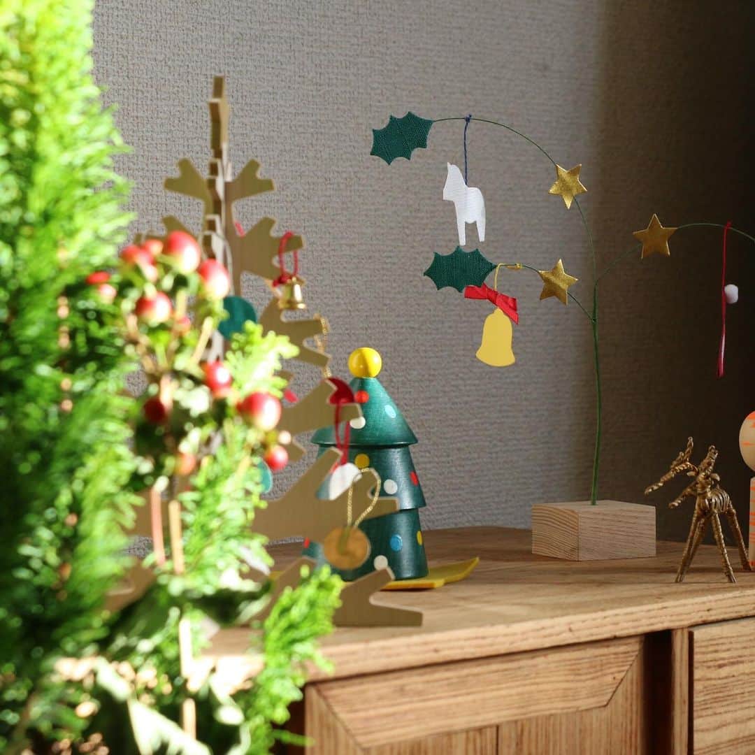 中川政七商店さんのインスタグラム写真 - (中川政七商店Instagram)「「部屋のそこここに、季節をとりいれる。」﻿ ﻿ 気分はすっかり、クリスマス。﻿ 近所のスーパーでみつけた、奈良県産ひのきの枝をツリーに見立てたり。、 押し入れにしまい込んでいたアイテムを出して、飾りつけを楽しんだり。、 BGMには、クリスマスソングをかけたりして。﻿ ﻿ 目まぐるしく進む日々ですが、季節の移り変わりを楽しむ心があるだけで、毎日がほんの少し、豊かになる気がします。﻿ 大がかりな飾りつけでなくても、楽しむ気持ちがあれば、大丈夫。﻿ 中川政七商店では、気軽に取り入れられる季節のしつらいをたくさんご用意しています。﻿ ﻿ クリスマスのシンボルともいえるもみの木でつくったツリーは、組み立て式。﻿ 木の板を2枚重ねるだけでツリーに様変わりするから、毎年かさばらずに収納できるのも特徴です。﻿ 麻生地でできた付属のオーナメントを引っ掛けるのも、また楽しいのです。﻿ ﻿ 群馬県の「卯三郎こけし」と一緒につくったこけし飾りは、ツリーのかたち。﻿ 優しい木のぬくもりが、ほっこりさせてくれますよ。﻿ ﻿ おとぼけ顔が愛らしいサンタだるまは、だるまの一大産地・群馬県高崎市でつくりました。﻿ 玄関においておけば、みんなをお出迎えしてくれそうです。﻿ ﻿ ▶もみの木でつくったクリスマスツリー 大／6,600﻿ ▶もみの木でつくったクリスマスツリー 小／4,400﻿ ▶こけし飾り クリスマスツリー／￥5,280﻿ ▶サンタだるま／￥3,300﻿ ▶クリスマス置き飾り／￥1,980﻿ ※いずれもオンラインショップでは完売しておりますので、お近くの直営店へお問合せください﻿ ﻿ 🦌店舗一覧プロフィールリンクをタップ。@nakagawamasa7 ﻿ ﻿ #中川政七商店 #暮らしの道具 #japaneseculture #japanesestyle #nakagawamasashichi #日本の風習 #置き飾り #インテリア #しつらい #季節の行事 #季節の設え #日本の風物詩 #オーナメント #季節のしつらえ #季節を楽しむ #季節を感じる #歳時記 #クリスマス #クリスマスプレゼント #クリスマス雑貨 #クリスマス準備 #クリスマスインテリア #クリスマスオーナメント #クリスマス飾り #xmasdecor #もみの木 #クリスマスツリー #クリスマスツリー飾り付け #クリスマスツリー🎄 #クリスマスツリーの木」11月24日 19時52分 - nakagawamasa7