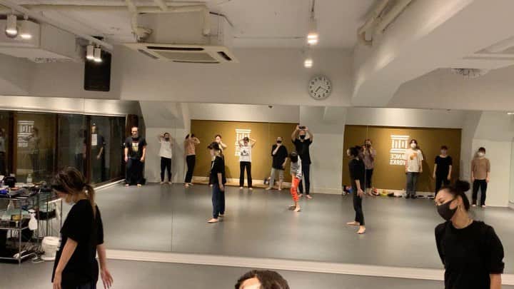 黒須洋壬のインスタグラム：「黒須洋嗣 JAZZ CLASS(sub) 2020.Nov.24th @danceworks_jpn  @xross #humannature  #michealjackson  #mask #dance #jazzdance #tokyo #japan」