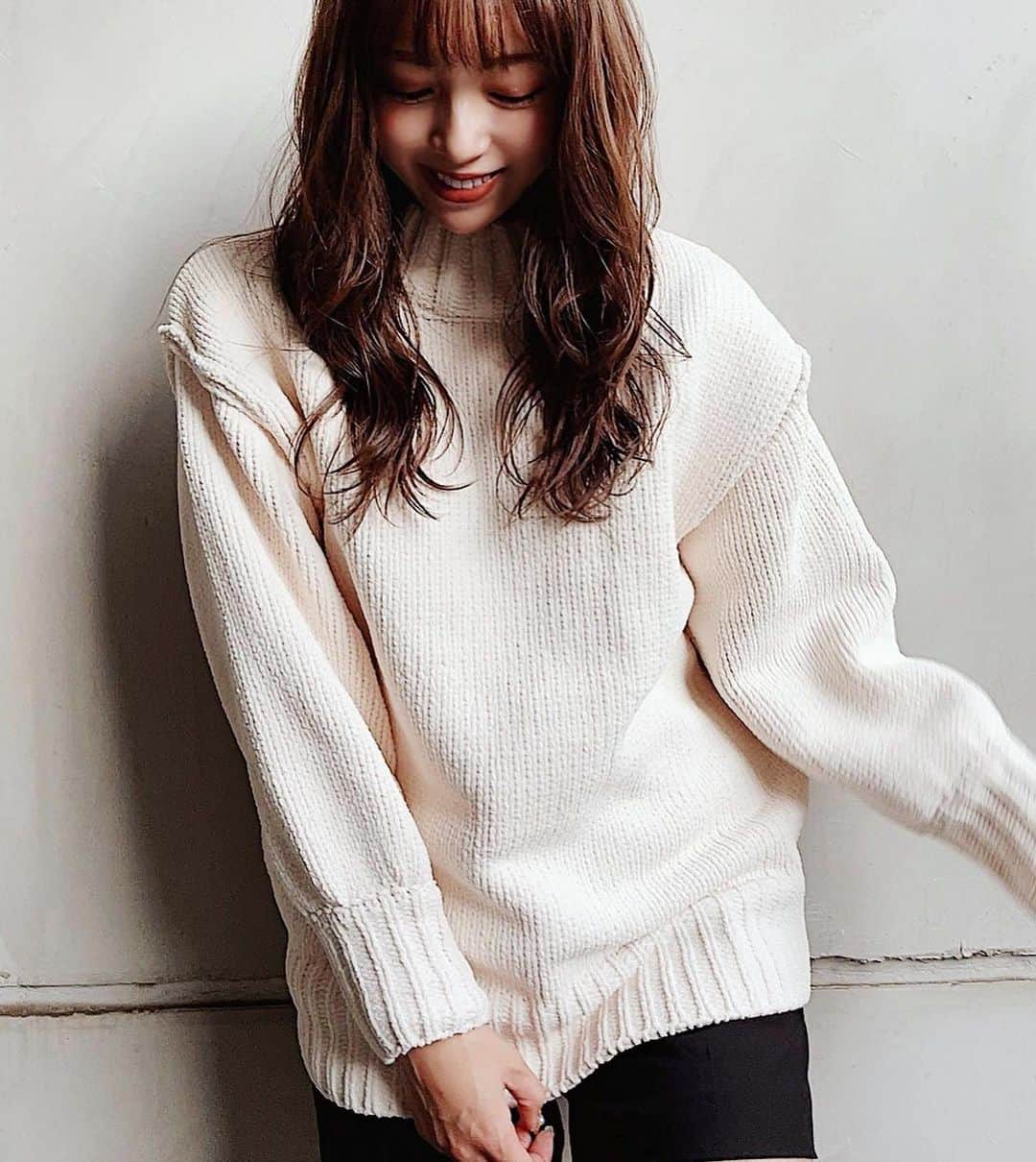 唯可（yuika）さんのインスタグラム写真 - (唯可（yuika）Instagram)「@emoda_official のKNIT ワンピースとしても着れるし 私みたいに身長高めの人はショーパンと 合わせて着るのもかわいい💕 . 大きめニット🧶お気に入り🤤🤎 . . . @emoda_snap #EMODA#knit#mystyleemoda#fashion #エモダ#ニット#ニットワンピ#アラサーコーデ#コーディネート#お出かけコーデ#ママコーデ#トップス#ショーパン#ロングワンピ#ロングニット#高身長コーデ#高身長#長身女子 #長身コーデ#プチプラ#旅行#ロングヘア」11月24日 19時53分 - yu.i.k.a