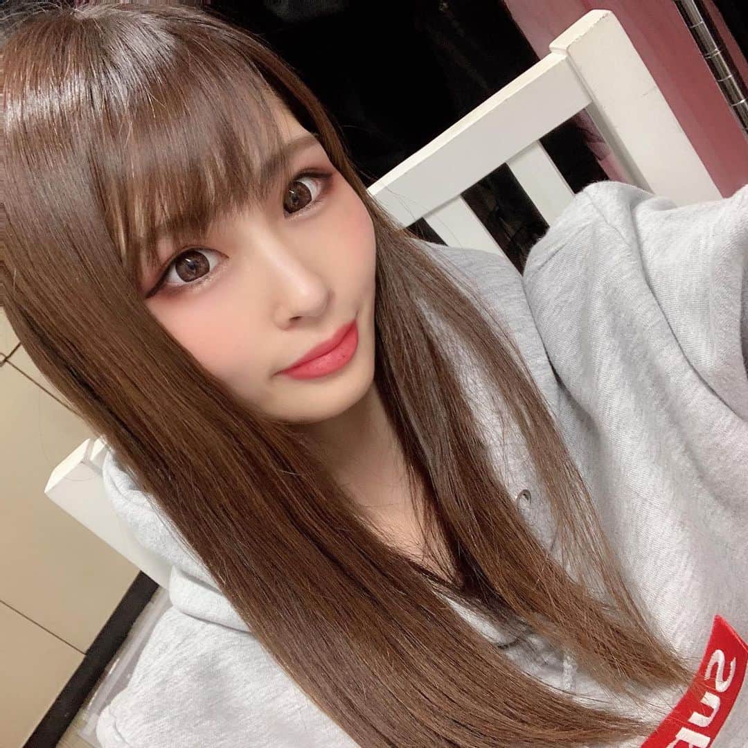 のインスタグラム：「髪質改善💇‍♀️乾燥髪がツヤツヤ✨@kzoo1120さんありがとございます(あ、唇に食べたお菓子がついてるのは秘密www)」