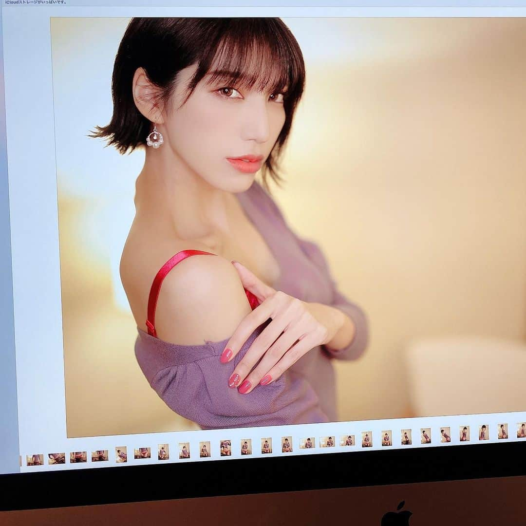 LOPEさんのインスタグラム写真 - (LOPEInstagram)「12月6日Cosketで新作写真集とROMをだします🥰 お姉さんとの特別な時間を詰め込んだ内容になっていますが… 全年齢対象です！安心してください！  でも自分では撮られている時わからないんですけど、データ見てちょっと攻めすぎちゃってて…自分で困惑してます🤣  特典のちょっとだけ動画もあります👍✨  あとは撮影券も検討中です〜 お楽しみに💋  #コスケット #cosket #新刊 #写真集  #ろぺお姉さんシリーズ  #お泊まり #お泊まりデート  #インスタグラビア #グラビア #モデル #コスプレイヤー #model #cosplayer #japanesegirl #asiangirls #角色扮演者 #粉我 #coser」11月24日 19時54分 - lopechante