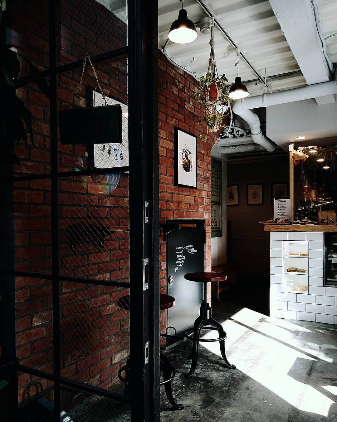 kei_pqのインスタグラム：「☕Byronbay Coffee 日本橋 日本橋でコーヒーならここだね とても心地よい光りが入ってくる （投稿貯めがちなので、ゆるりと再開）」