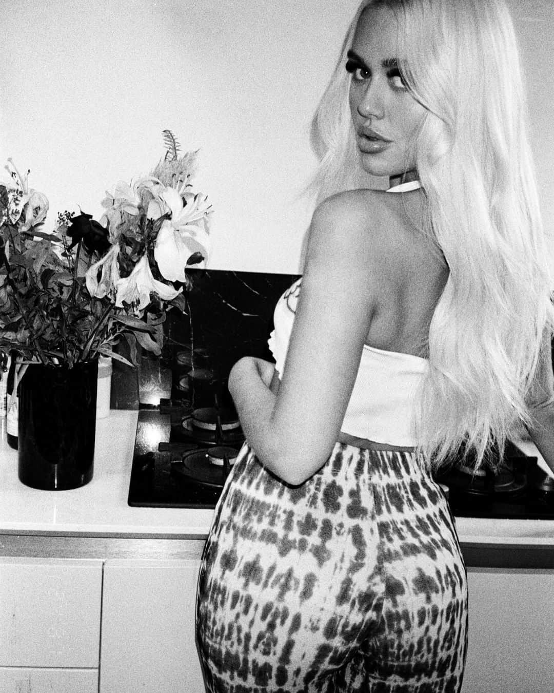 ロッティー・トムリンソンのインスタグラム：「a b&w moment 🤍」