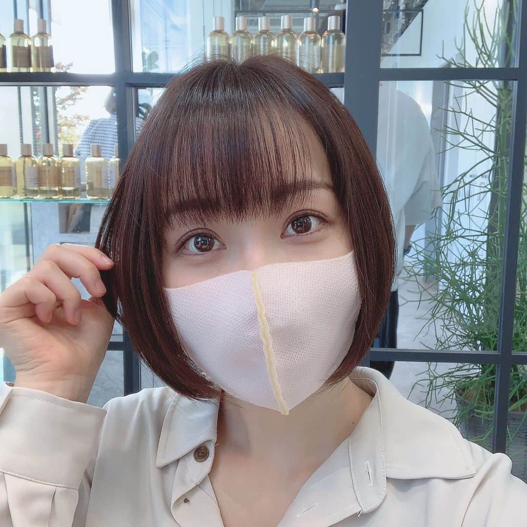 さくまみおのインスタグラム：「久しぶりにボブ子復活。 やはりこれが落ち着く。  丸いものがこよなく好きな私は 下広がりのボブじゃなく まん丸にしてくださいという 襟足癖毛なのに無茶なオーダーをするのですが いつも完璧に仕上げてくれる スタイリスト寺村氏(@trmryt ) ありがとうございます🙇🏻‍♀️✨  新サロンNEHAN！ オープンから大人気でやっと予約取れた😂 すごく未来的でオシャレな場所でした！ 来ただけでオシャレ人間に なれた気がする(*｀ω´*)=3 おめでとうございます🎊  #haircut#トリートメント #美容室#サロン#NEHAN#表参道#青山#ののあおやま #美容室オープン#おめでとうございます」
