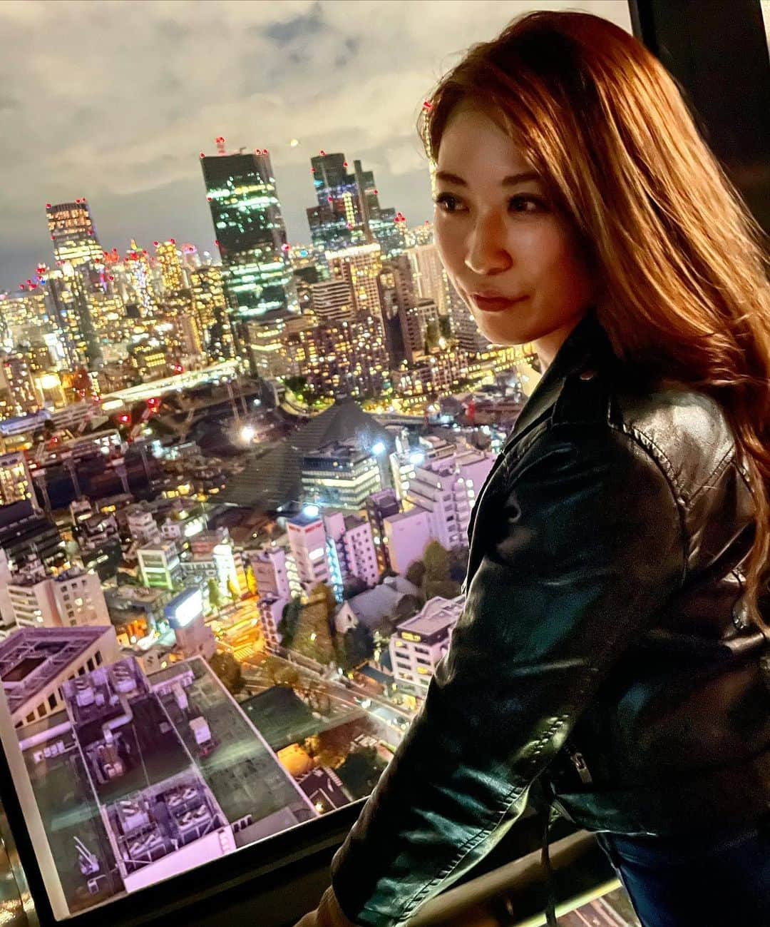 春乃舞利乃さんのインスタグラム写真 - (春乃舞利乃Instagram)「3年振りの東京タワー🗼 . . 東京の夜景は綺麗だったなぁ☺️ . . 何故東京タワーに行ったのか、、、 明日また色々とUPさせて頂きますね✨ . . .  ※撮影時のみマスク外してます。 . . .  #東京タワー #六本木から #tokyo #光 #イルミ #japan #tokyotower #夜景 #nightview #instagood #イルミネーション #クリスマス #キラキラ #christmas #love #冬 #winter #観光 #girl #展望台 #デートスポット #六本木 #星空 #お洒落 #屋上 #雰囲気最高 #instafood #モデル #ファッション #trip」11月24日 19時58分 - marinon_beaute