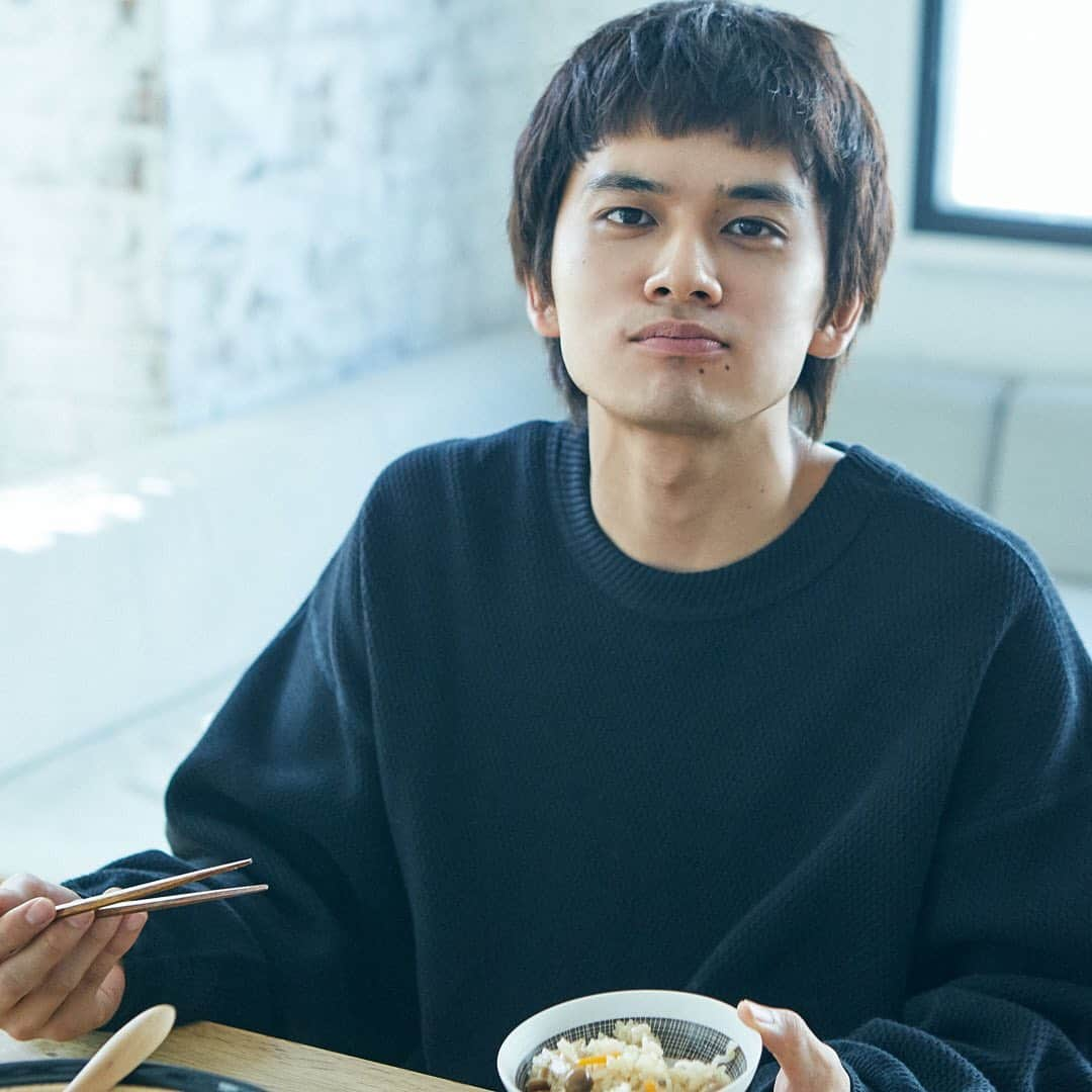 メンズノンノさんのインスタグラム写真 - (メンズノンノInstagram)「メンズノンノ最新号の連載「北村匠海のチルアウトごはん」のインスタ限定ショットを公開！　メニューは鶏五目ごはんです。 #北村匠海 #連載 #チルアウトごはん #鶏五目ごはん #レシピ #おいしい #もぐもぐ #料理 #メンズノンノ12月号 #メンズノンノ #mensnonno」11月24日 19時59分 - mensnonnojp