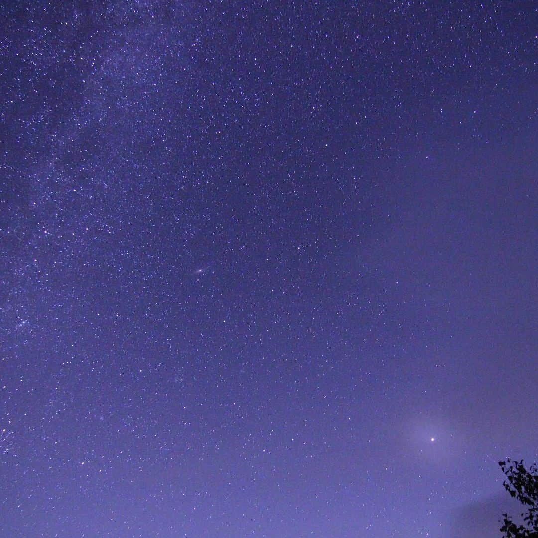 【公式】八ヶ岳高原ロッジ・八ヶ岳高原音楽堂さんのインスタグラム写真 - (【公式】八ヶ岳高原ロッジ・八ヶ岳高原音楽堂Instagram)「.﻿ .﻿ 八ヶ岳高原の夜は、空気が澄んでいて星がよく見えます。 ﻿ 夜、空を見上げるとまるでプラネタリウムの中にいるように感じるほど、星が近くに感じられます。﻿ ﻿ 12月には、ふたご座流星群を見ることもできるので今から楽しみです！﻿ 綺麗な星空を見ると、つい時を忘れてボーッと眺めてしまいますよね…。﻿ ﻿ ﻿ ﻿ #八ヶ岳高原ロッジ #八ヶ岳高原 #長野ホテル #リゾートホテル #長野県 #八ヶ岳高原音楽堂 #夜空 #星 #星空 #星空撮影 #流れ星 #流星 #流星群 #星空フォト #星空ツアー #星景 #星景写真 #プラネタリウム #双子座流星群 #ふたご座流星群 #綺麗な景色 #空気 #綺麗な空 #綺麗な風景 #夜景 #夜景撮影 #空が好きな人と繋がりたい #空が好き #空を見上げるのが好き #空好きな人と繋がりたい」11月24日 20時00分 - yatsugatake_kogen_lodge