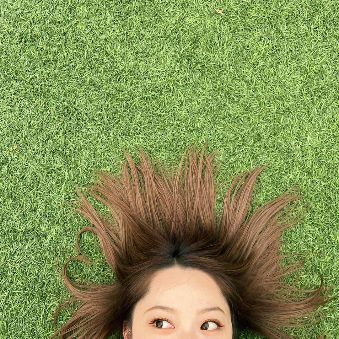 岩垂かれんさんのインスタグラム写真 - (岩垂かれんInstagram)「ひまわりヘアー🌻　  芝生に寝転んでたら 友達がアートしてくれた❤︎  ちょっと前に @adachiyuki1987 さんに かなり暗めに染めてもらったんだけど 色落ちしてまさかのグラデーションでいい感じに笑  #ひまわりヘアー」11月24日 20時01分 - kareniwadare