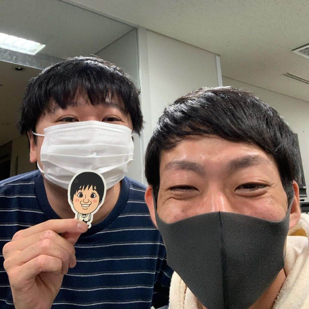 皆川勇気のインスタグラム：「ついに親友のステッカーが発売されたらしいので、皆さん是非お買い求めを😆  #神戸は去年ですよ #ニッポンの社長」