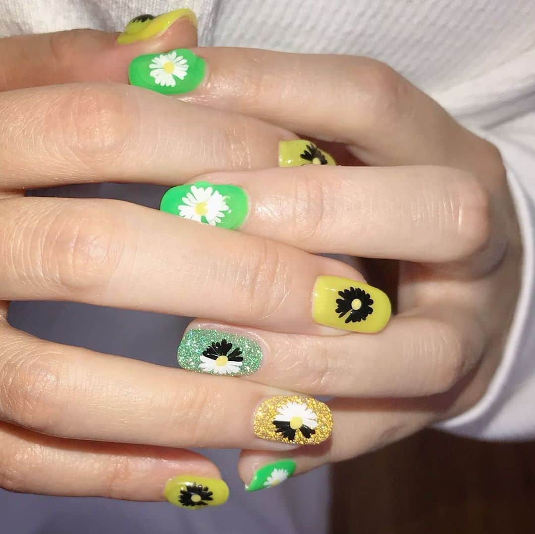 なかやまちえこのインスタグラム：「フラッシュグリッターがさっそく大人気です😳✨⠀ ⠀ @prexyofficial  #nail #nails #nailart #ネイル #美甲 #ネイルアート  #japanesenailart #manucure #japanesenails #manicurist #gelnails #أظافر #네일아트 #미용 #vẽmóng #ngườiđẹp  #เพ้นท์เล็บ #искусствоногтя #artedeuñas #เพ้นท์เล็บเจล #ジェルネイルデザイン #ネイルデザイン #senikuku #nagelkunst #コスモスネイル #フラッシュネイル #flashnails @kimagure_cat_whim @__eeooochasanji__」