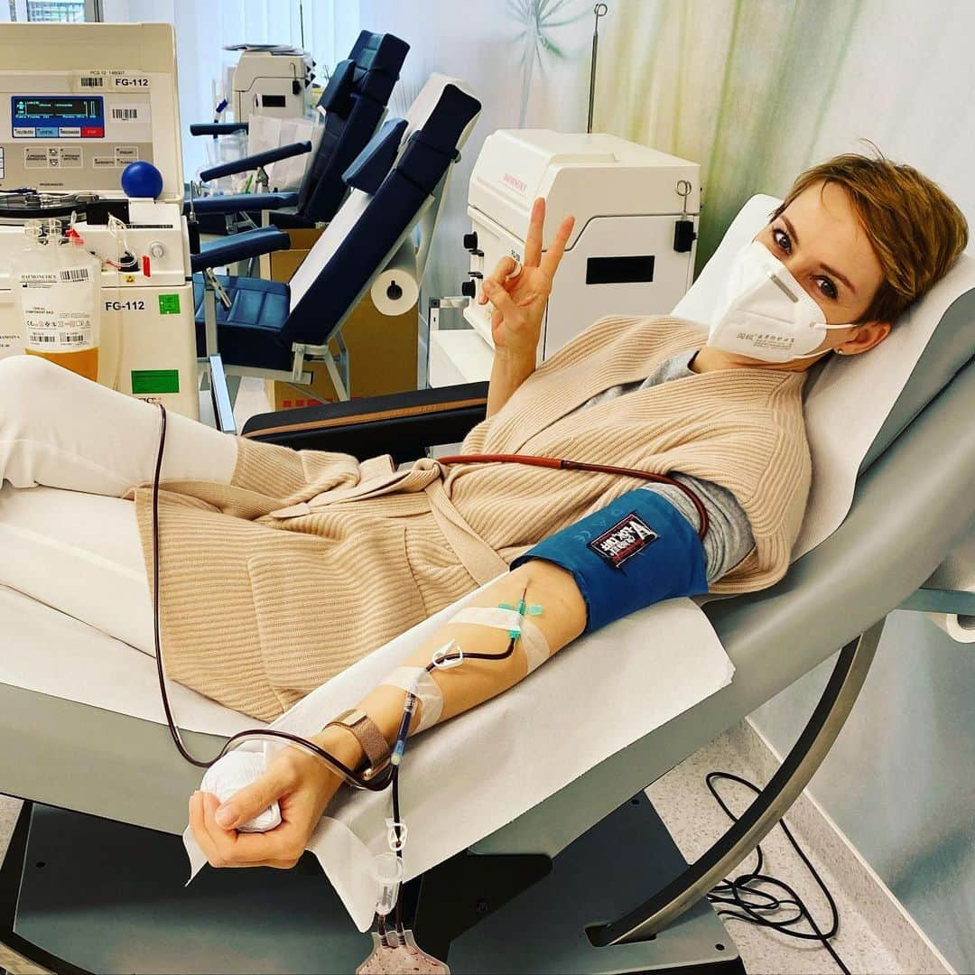 アンドレア・オズヴァルトさんのインスタグラム写真 - (アンドレア・オズヴァルトInstagram)「#plasmadonation #plazmadonor #savinglives #életetmenthet #postcovid19   Ahogy ígértem, a héten elkezdtem karitatív tevékenységemet, hogy a magam módján én is személyesen hozzájáruljak a koronavírus terjedésének megfékezéséhez. Plazmadonornak lenni biztonságos és egyszerű!  Ha te is átestél már a fertőzésen és a szervezeted megfelelő mennyiségű ellenanyagot termelt, te is életeket menthetsz!  KORONAVÍRUS ELLENI SZÉRUM ELŐÁLLÍTÁSÁHOZ KERESNEK GYÓGYULT DONOROKAT! A vérplazmavétel jóval kisebb megterhelést jelenet, mint egy véradás. A gyógyult koronavírus-fertőzöttek jelentkezését az info@orthosera.com e-mail címen vagy a 06-70-363-87-68-as telefonszámon várja a kutatócsoport.」11月24日 20時07分 - andreaosvart