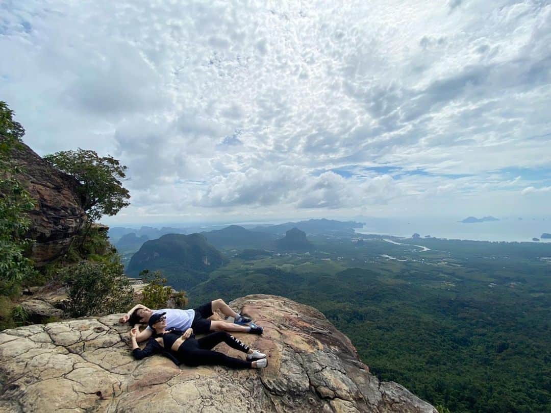 キンバリー・アン・ウォーテマス・ティアムシリのインスタグラム：「Made it in one piece #หมดสภาพ 🪵🪨⛰」