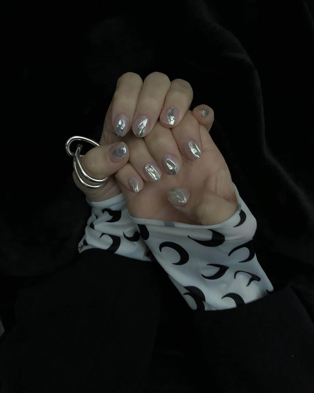 中村くるみさんのインスタグラム写真 - (中村くるみInstagram)「mercury nails 🪙  とろとろっと爪に垂れてるような シルバーがかわいい♡ 毎回本当に楽しいお時間〜〜( ◠‿◠ )  thank you @_yukapool @poolnail   #gelnails #silvernails #ジェルネイル #シルバーネイル」11月24日 20時09分 - __k_r_m__