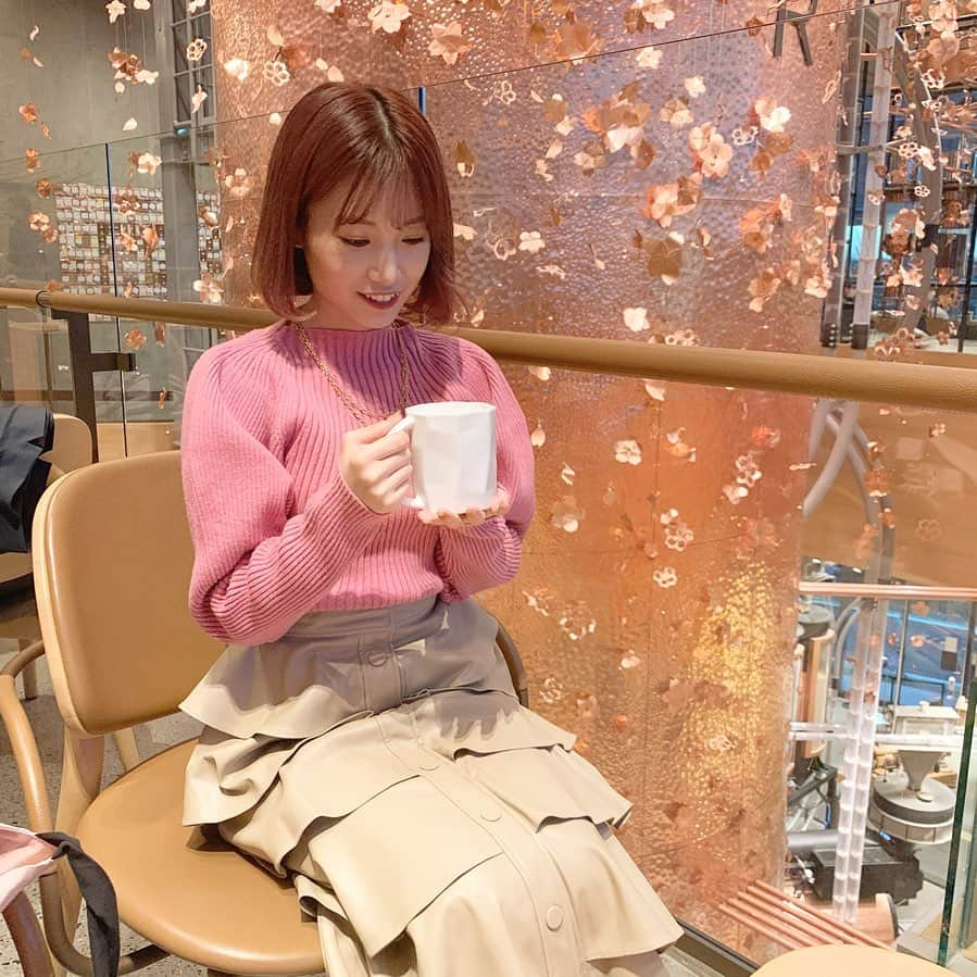 朝長美桜さんのインスタグラム写真 - (朝長美桜Instagram)「大好きなスタバ☺️﻿ チャーリーとチョコレート工場みたいで﻿ 本当に楽しい場所🤍﻿ ﻿ 何回、行ってもわくわくします😌🌿﻿ ﻿ furfurのフリルスカートがめちゃめちゃ可愛くて、、🥺﻿ 見た瞬間ひとめぼれ、、✨﻿ レザー素材でキャメルのカラーが可愛いです🤎﻿ 久しぶりにピンクカラーのニット🧶💕﻿ パフスリーブ感が好きです🥰🤍あったかい🍂﻿ ﻿ ﻿ #スタバ#スターバックス#中目黒スタバ#furfur#ファーファー#Amy#エイミー#miocode#スタバ中目黒」11月24日 20時09分 - miochan_0517