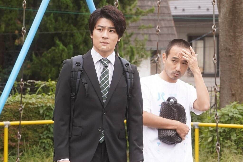 フジテレビ「FOD」さんのインスタグラム写真 - (フジテレビ「FOD」Instagram)「大人気ドラマ #監察医朝顔 第2シーズンスピンオフ！SixTONES森本慎太郎さん主演『森本刑事のオジさん監察日記』第3話、大好評配信中🎥✨  すっかり森本の家に居ついてしまった丈一は、森本が作る朝食に文句を言ったりやりたい放題。そんななか森本は、双子の少年が死亡した事故現場へ現場検証に行くことになる。 「自分が書いてる漫画の主人公みたいに死ぬなよ～」と冗談を言う丈一を嗜める森本だったが、その時は本当に森本が命の危機に晒されるとは、誰も思いもせず…！？  気になる方はぜひプロフィールTOPのURLからチェックしてくださいね👀  #FOD #森本刑事のオジさん監察日記#朝顔#監察医朝顔2 #朝顔2 #月9 #森本慎太郎 #岩崎う大 #斉藤陽一郎 #坂ノ上茜 #戸次重幸 #三宅弘城 #ドラマ #ドラマ好きな人と繋がりたい #医療ドラマ #スピン」11月24日 20時11分 - fod_official