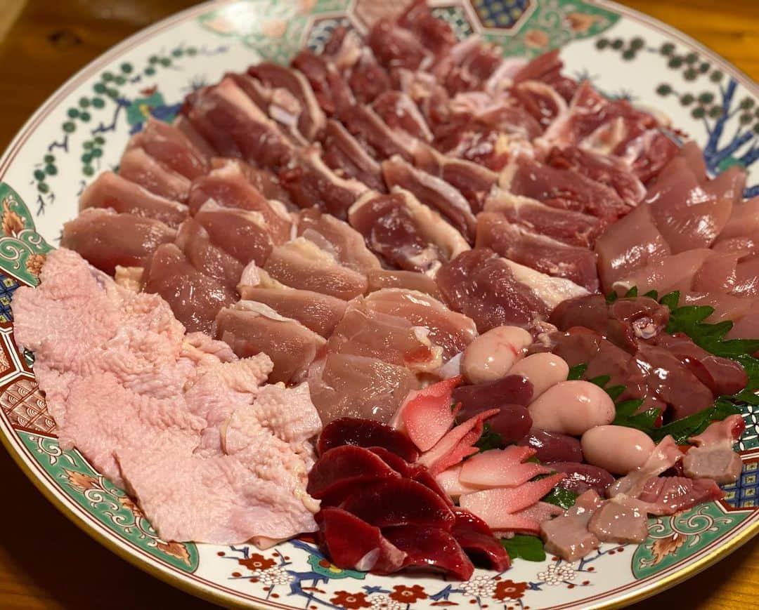 のインスタグラム：「この美しいお肉は土佐ジローという地鶏✨ もともとは卵のために育てられていた地鶏ですが、高知の限界集落にある「はたやま夢楽」さんは唯一食肉用にオスの土佐ジローを育てています。効率化を求めず、餌や育て方に徹底的にこだわって愛情いっぱいに育まれたいのち。 育ての親直々手作りのお料理で有り難くいただいてきました🙏 脂が少なく噛むほどに旨みが広がる土佐ジロー、本当に美味しくて感動しました✨ 普段は卵料理を食べないのですが（遅延型アレルギーのため）、土佐ジローの卵は安心して食べられました😋🥚 かなり山深い場所でしたが、ほんとに行けてよかったです！！」