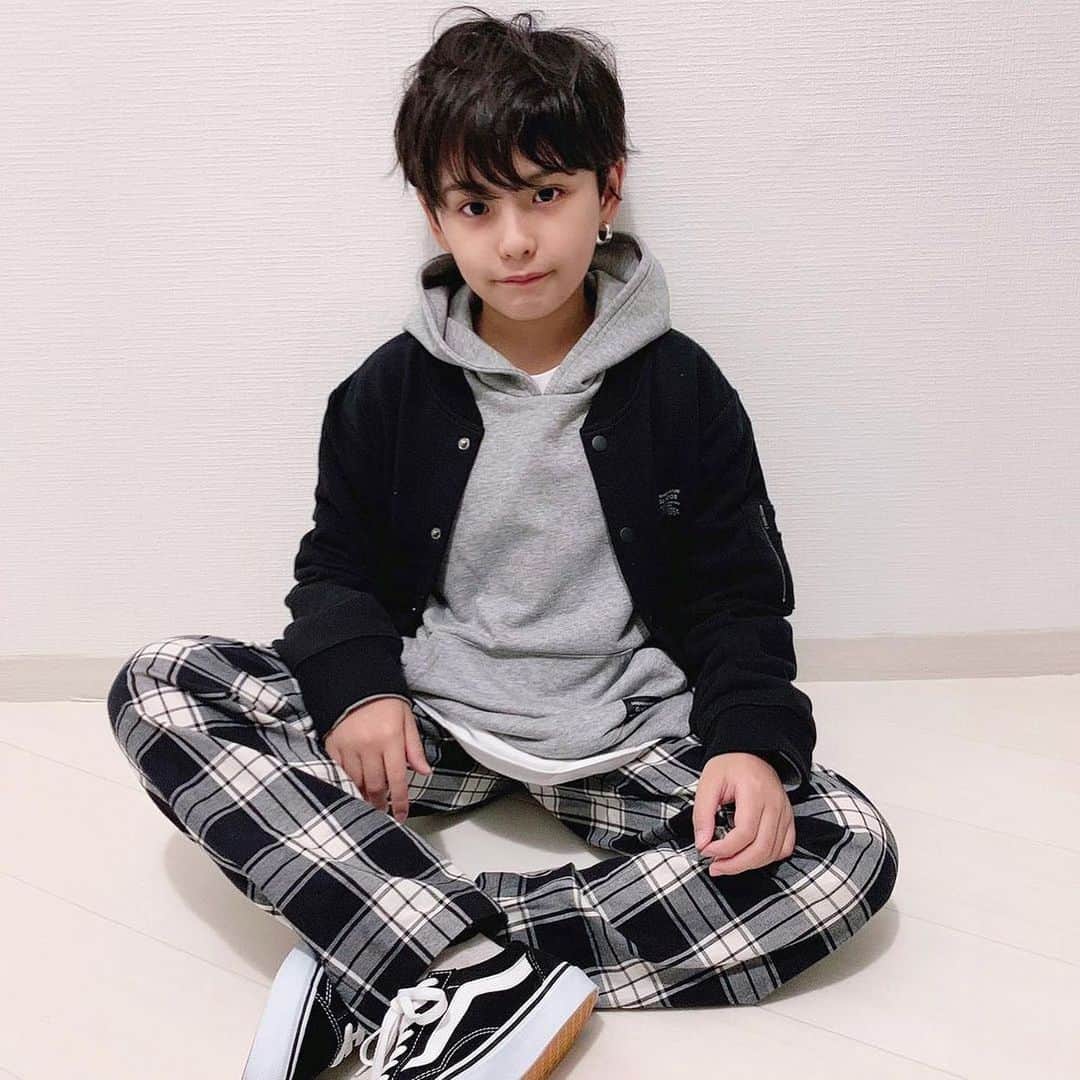 GLAZOSのインスタグラム：「pick up items!!! . . . @mary_minafy 様 . 👑裏毛ベーシックパッチスタジャン. 👑セットアイテム・裏毛フードトレーナー＋長袖Tシャツ. . . . @emiko_ss 様. 👑ツイルモッズコート. 👑裏毛チェックレイヤードトレーナー. 👑微起毛スーパーストレッチチノパンツ. . . . @r.y.623 様. 👑裏起毛ワッペン デザインジップアップパーカー . . . #repost #ありがとうございます 😍 . . #glazos #kidsfashion #kids #kidsootd #kids #kidscoordinate #男の子 #子供服 #兄弟コーデ #おそろいコーデ #wear #小学生男子 #小学生 #ジュニア服 #秋服 #秋服コーデ #中学生コーデ #トレーナー #シンプルコーデ #ドロップショルダー #トレーナー  #双子コーデ」
