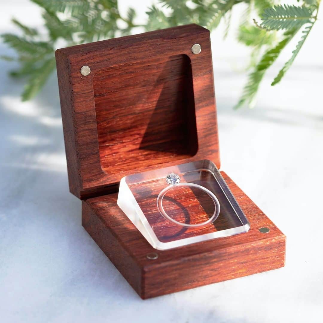 SORA ≪SORA表参道の公式アカウント≫のインスタグラム：「@sora_omotesando . 【DIAMUSE POCKET-ダイヤミューズポケット】 憧れの"箱パカ"で最高のプロポーズをしませんか？ ポケットに入るミニマムサイズなので当日もスマートに*  またダイヤモンドは、 結婚指輪のポイントにすることも可能なので 特別な想いが詰まったジュエリーになりますよ＊  ------------------- ▼オンラインショップで購入する https://www.sora-w.com/gallery/engagement/diamuse-pocket/  ▽全国の取扱店をご紹介 https://www.sora-w.com/shop/retailers/ ▽SORA公式サイトはTOPのURLからcheck * >>> @sora_omotesando . --------------- ぜひ『 #結婚指輪sora 』のハッシュタグで SORAの写真を投稿してくださいね＊* こちらのアカウントでリグラムさせていただきます♪ . #結婚指輪 #婚約指輪 #指輪 #表参道 #オーダーメイド #プレ花嫁 #ブライダル #ウェディング #手作り #bridal #wedding #マリッジリング #エンゲージリング #金属アレルギー #金属アレルギー対応 #bridalring #weddingring #手作り指輪 #ペアリング #プロポーズ #Marriage #刻印リング #レアメタル #プロポーズリング #ジルコニウムカラー #オーダーメイドリング #クリスマス #クリスマスギフト」