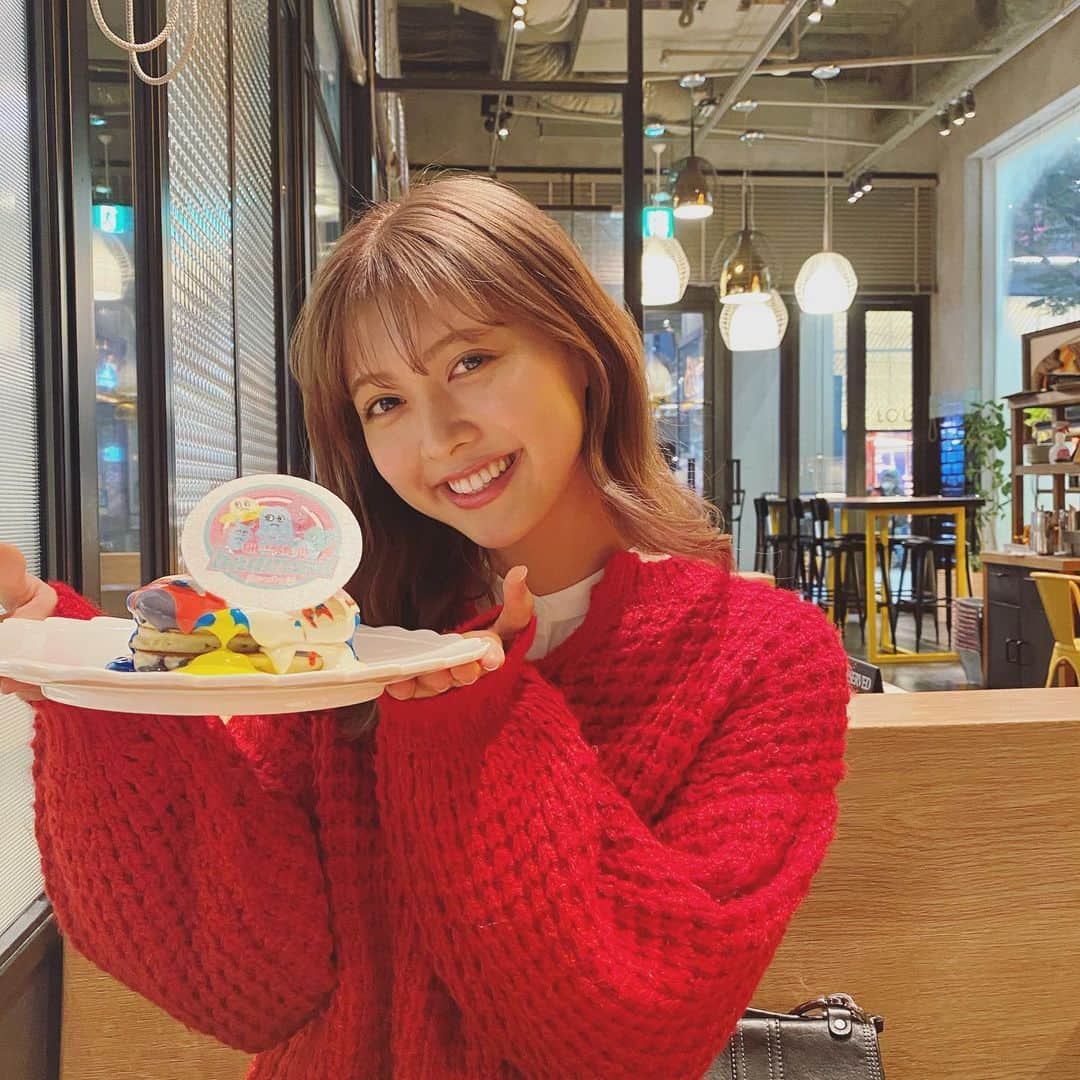 松元絵里花さんのインスタグラム写真 - (松元絵里花Instagram)「* GLORIOUS CHAIN CAFEで とってもかわいいパンケーキを 食べてきました🥞💓 10周年で『BAD MOOD』との コラボパンケーキなんだって♪ すごい映え！！（笑） バターが香るパンケーキに レインボーのクリームチーズソースと 甘酸っぱいアイスクリームが 最高でした🤤🌈 マネージャーさんと半分こしよー！ って言ったのに2/3くらいを 一人で平らげてしまいました🤫（笑） お店の #DIESEL#badmood #erika #gloriouschaincafe」11月24日 20時16分 - matsumoto_erika