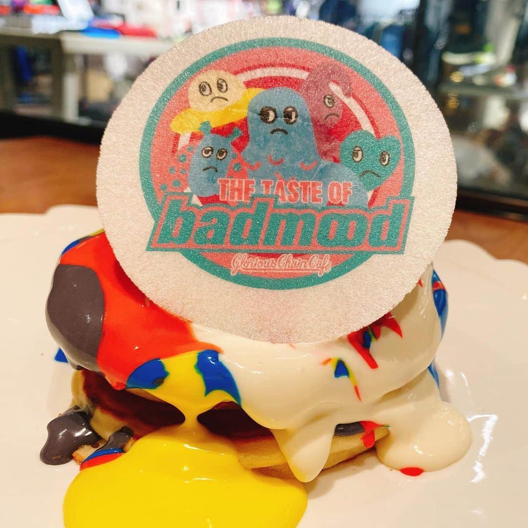 松元絵里花さんのインスタグラム写真 - (松元絵里花Instagram)「* GLORIOUS CHAIN CAFEで とってもかわいいパンケーキを 食べてきました🥞💓 10周年で『BAD MOOD』との コラボパンケーキなんだって♪ すごい映え！！（笑） バターが香るパンケーキに レインボーのクリームチーズソースと 甘酸っぱいアイスクリームが 最高でした🤤🌈 マネージャーさんと半分こしよー！ って言ったのに2/3くらいを 一人で平らげてしまいました🤫（笑） お店の #DIESEL#badmood #erika #gloriouschaincafe」11月24日 20時16分 - matsumoto_erika